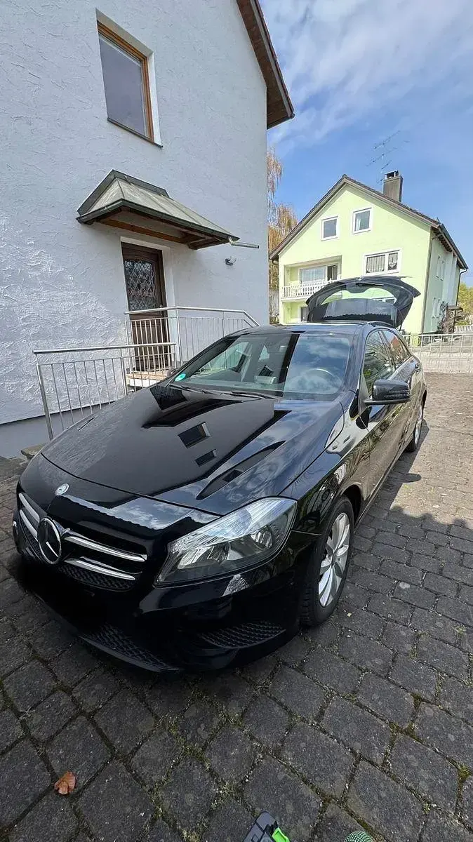 Gebraucht Mercedes A180 122 PS (89 kW) 2013 Schwarz Limousine
