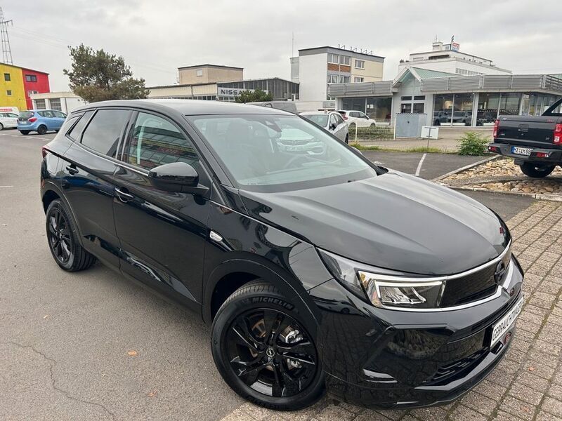 Lackierung schwarz perla nera/ Gebraucht 2023 Opel Grandland X SUV | 27.490 € (Teuer) - Bild 1/4