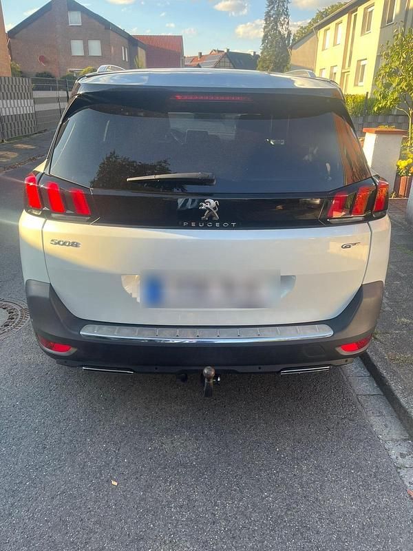 Weiß Gebraucht 2020 Peugeot 5008 GT Van / Kleinbus | 22.800 € (Guter Preis) - Bild 1/4
