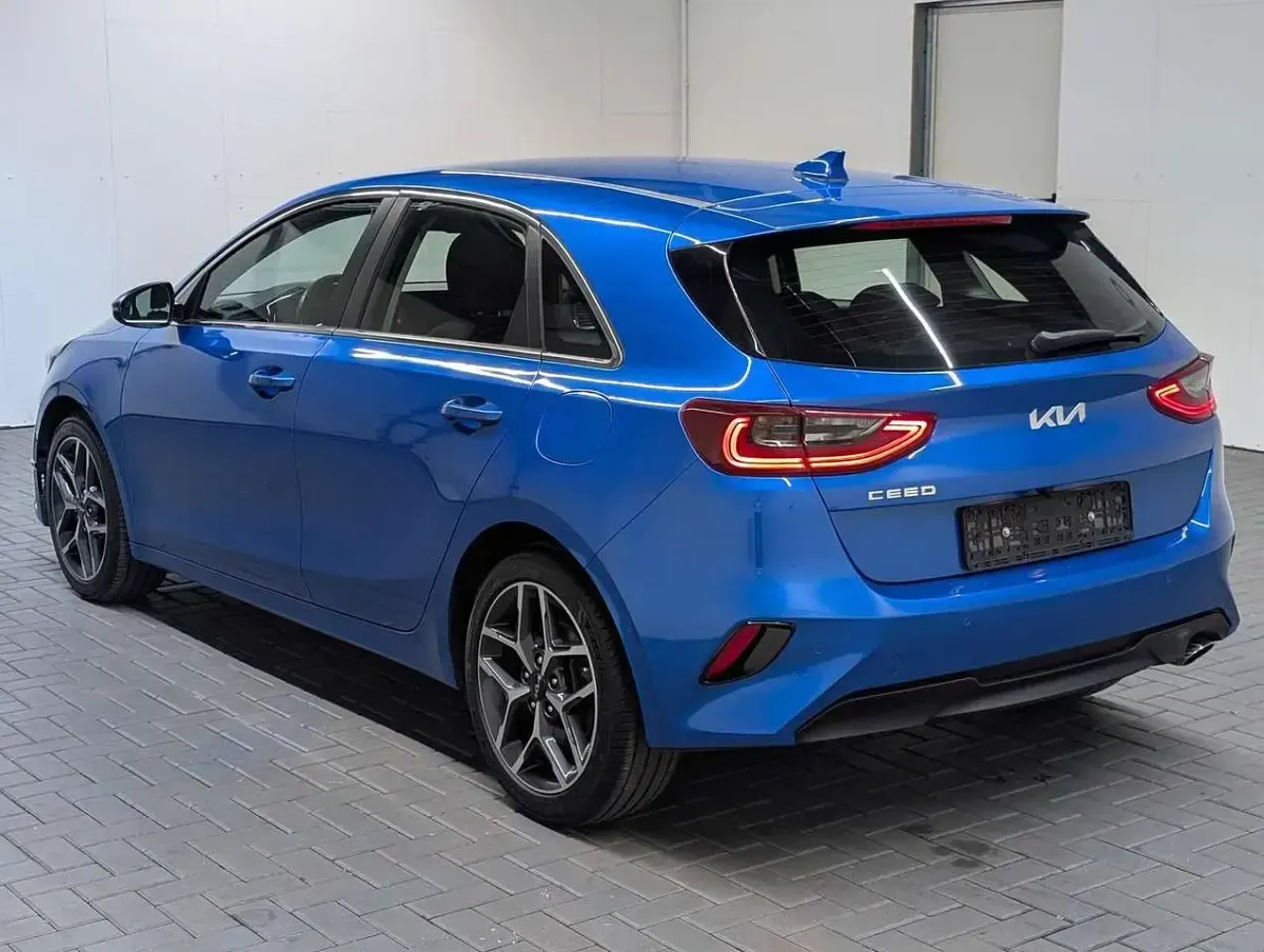 Gebraucht Kia Ceed Spirit 160 PS (117 kW) 2021 Blueflamemet. Kleinwagen
