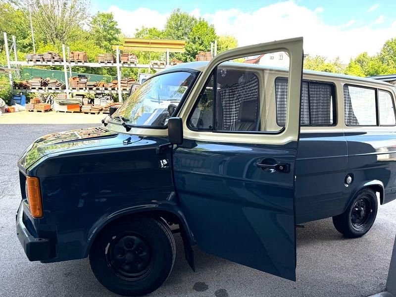 Second-hand Ford Transit 77 CP (56 kW) 1983 Albastru Monovolum