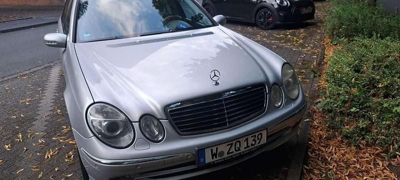 Silber Gebraucht 2005 Mercedes E280 Avantgarde Kombi | 3.000 € - Bild 1/4