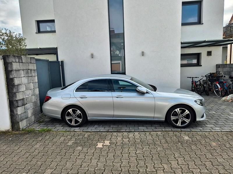 Silber Gebraucht 2018 Mercedes E200 Avantgarde Limousine | 21.500 € - Bild 1/4