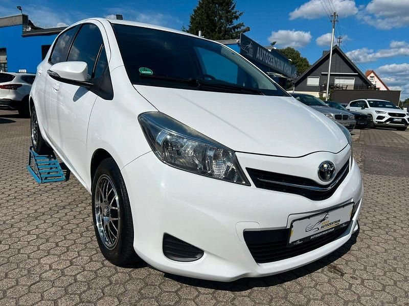 Weiß Gebraucht 2013 Toyota Yaris Life Kleinwagen | 9.990 € (Fairer Preis) - Bild 1/4