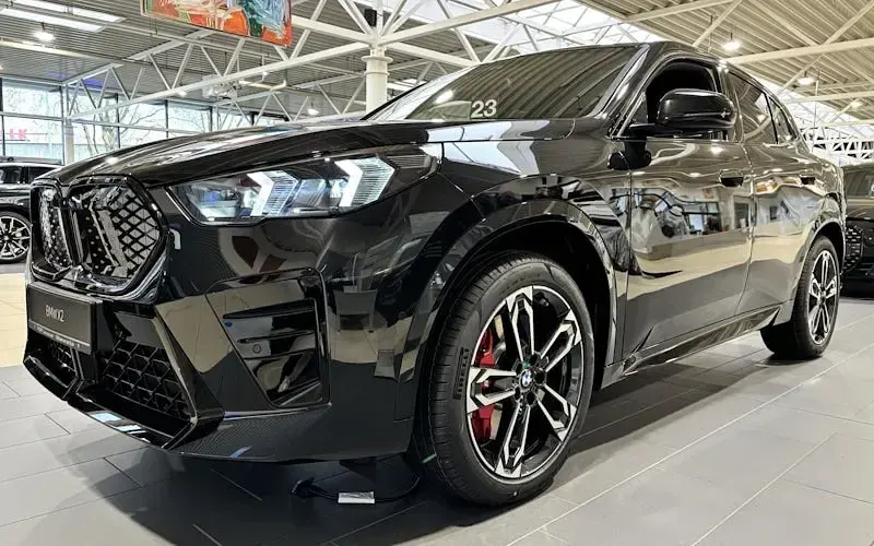 Neu BMW iX2 Luxury Line 150 kW (204 PS) 2025 Schwarz SUV