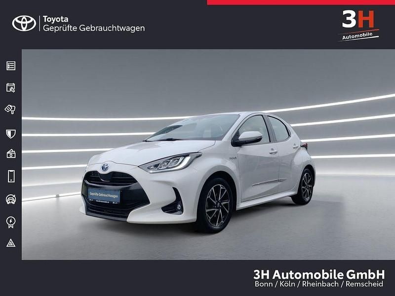 Weiß Gebraucht 2020 Toyota Yaris Hybrid Club Limousine | 19.990 € (Teuer) - Bild 1/4