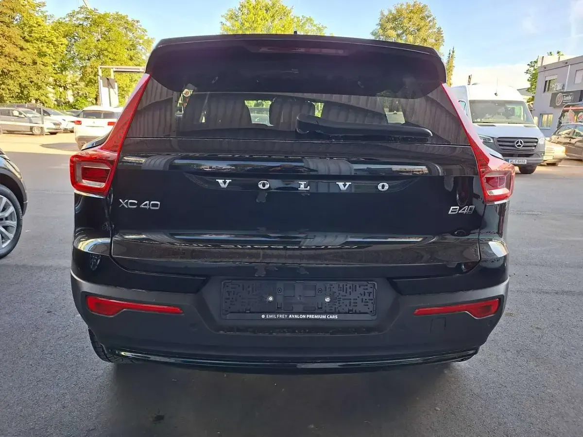 Gebraucht Volvo XC40 Plus 197 PS (144 kW) 2023 Onyx black / metallic SUV
