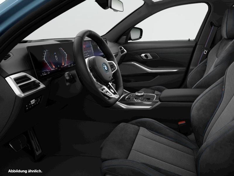 Blau Gebraucht 2024 BMW 330e Kombi | 52.840 € - Bild 1/2