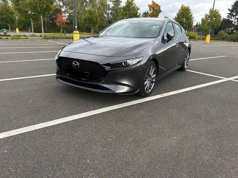 Grau Gebraucht 2023 Mazda 3 Sky Limousine | 25.200 € (Fairer Preis) - Bild 1/4