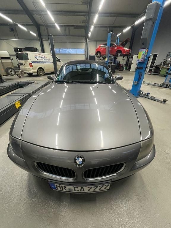 Grau Gebraucht 2005 BMW Z4 Sport Line Cabrio | 6.999 € (Teuer) - Bild 1/4