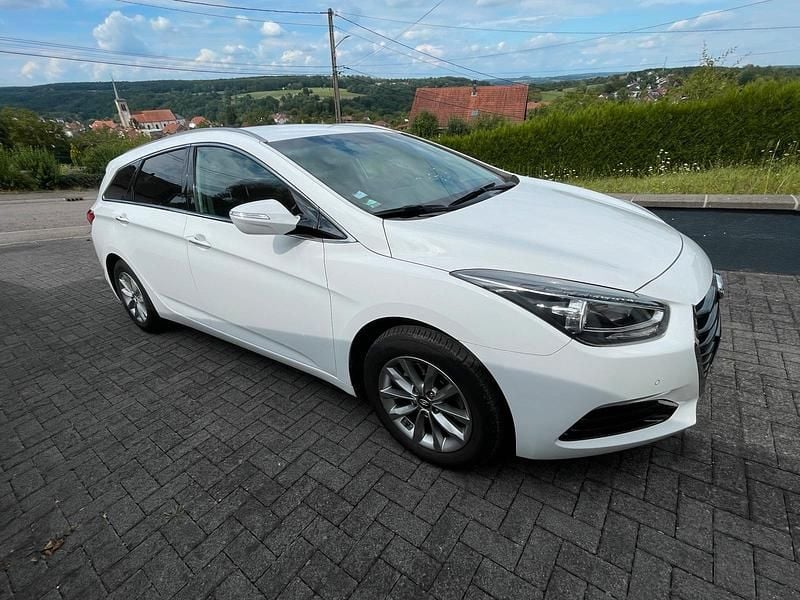 Weiß Gebraucht 2016 Hyundai i40 Trend Kombi | 9.600 € (Guter Preis) - Bild 1/4