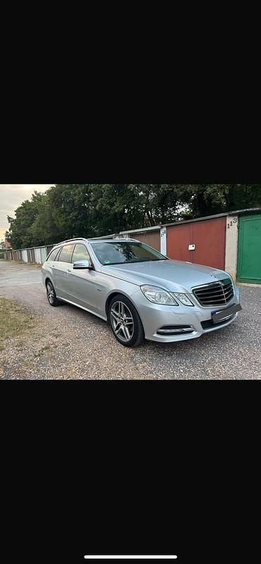 Grau Gebraucht 2010 Mercedes E220 Avantgarde Kombi | 10.000 € - Bild 1/4