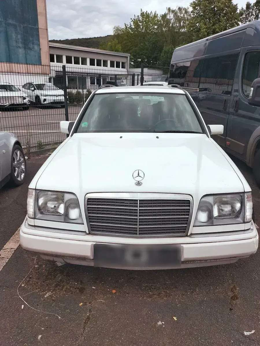 Gebraucht Mercedes E250 113 PS (83 kW) 1994 Weiß Kombi