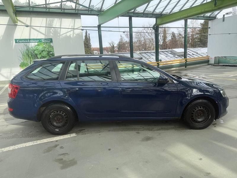 Gebraucht Skoda Octavia Ambition 105 PS (77 kW) 2014 Blau Kleinwagen