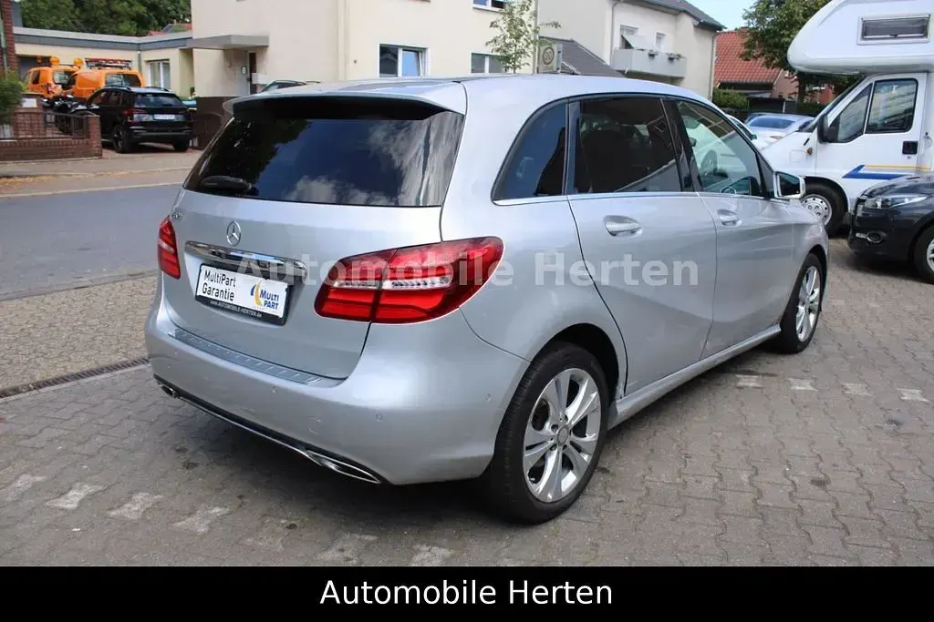 Gebraucht Mercedes 180 109 PS (80 kW) 2016 Silber Limousine