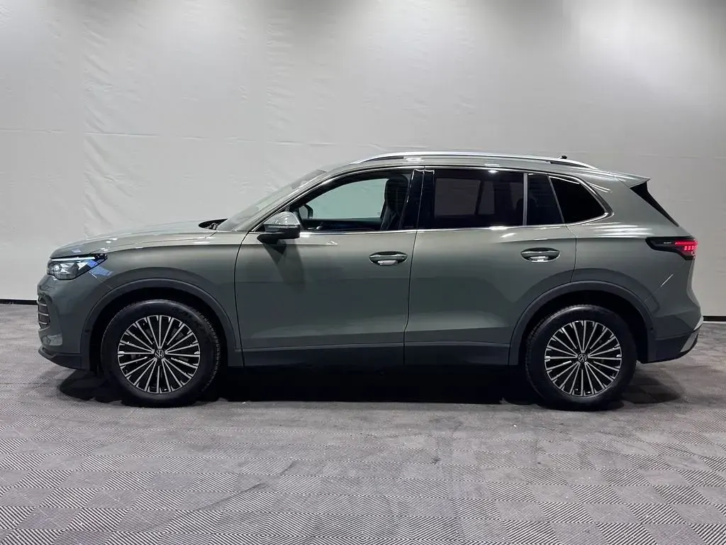 Gebraucht VW Tiguan Elegance 150 PS (110 kW) 2024 Cipressinogrün metallic SUV