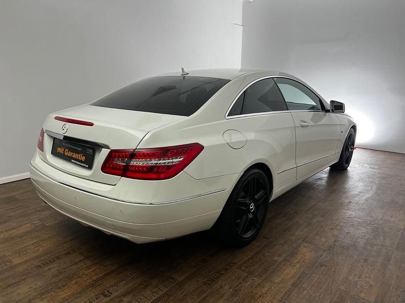 Gebraucht Mercedes E220 AMG 170 PS (125 kW) 2011 Weiß Coupé