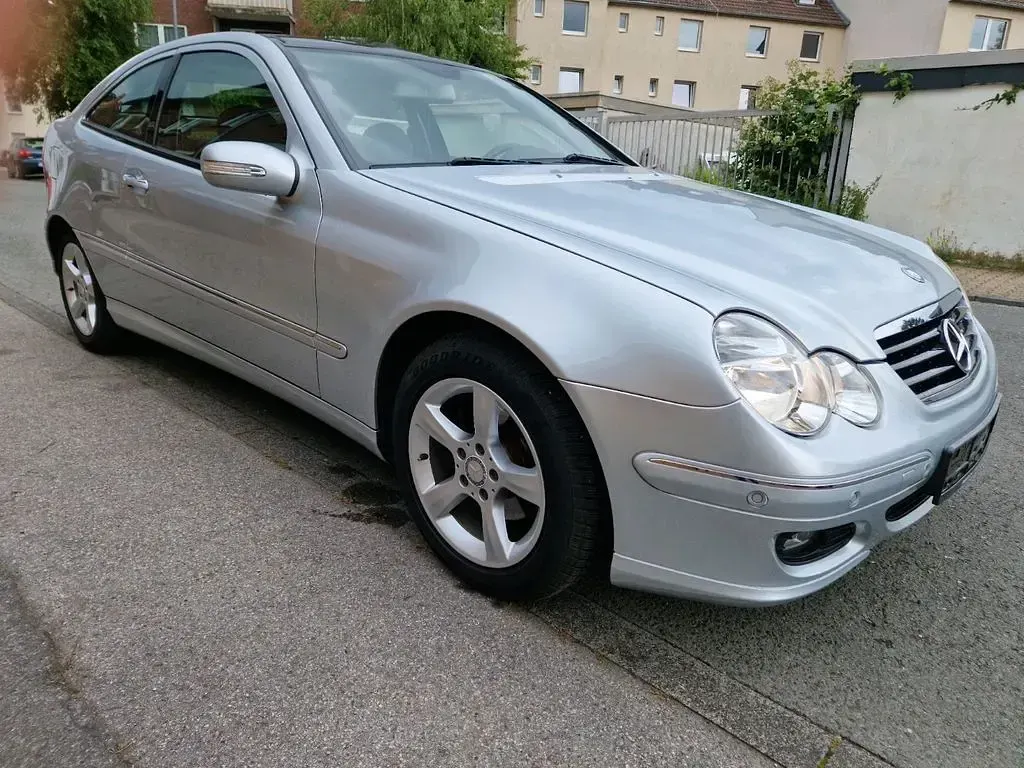 Gebraucht Mercedes C180 143 PS (105 kW) 2008 Silber Coupé