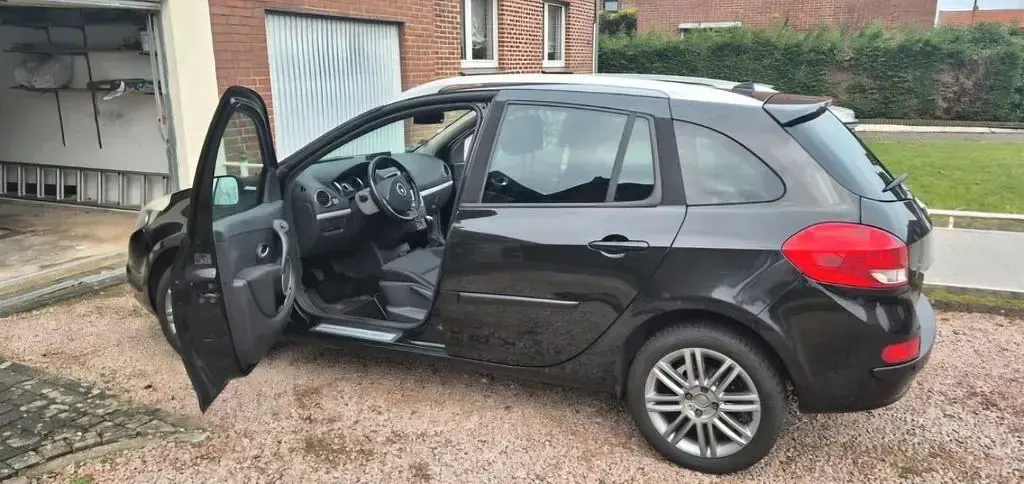Używany Renault Clio II Dynamique 101 KM (74 kW) 2010 Czarny Sedan/Limuzyna