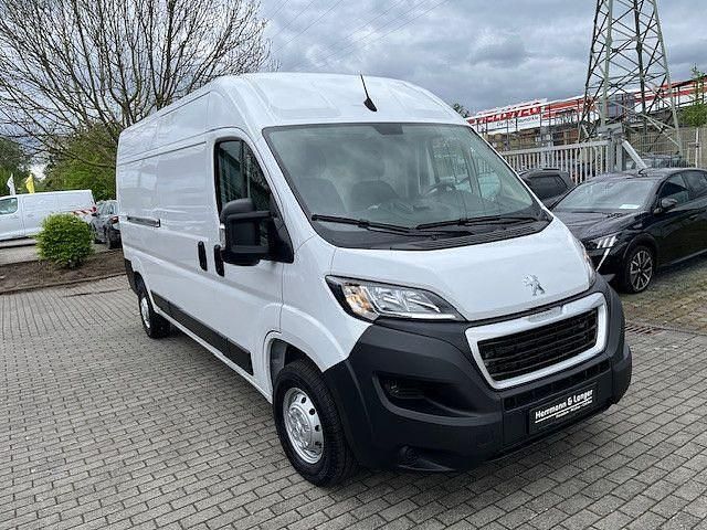 Gebraucht Peugeot Boxer Avantage 140 PS (102 kW) 2023 Lackierung weiss icy/deckende Van