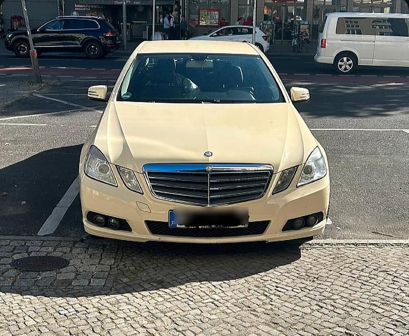 Beige Gebraucht 2011 Mercedes E200 Limousine | 2.400 € (Superpreis) - Bild 1/4