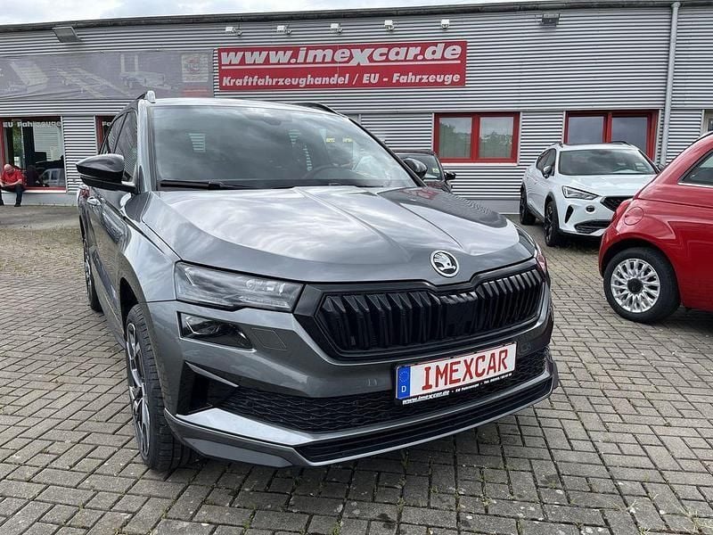 Grau Neu 2025 Skoda Karoq SportlinePlus SUV | 36.990 € (Fairer Preis) - Bild 1/4