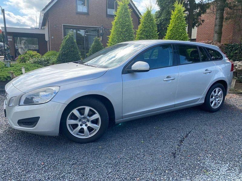 Gebraucht Volvo V60 Kinetic 179 PS (131 kW) 2012 Grau Kombi