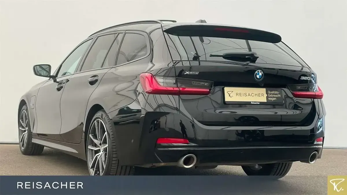 Gebraucht BMW 320e 204 PS (150 kW) 2022 Schwarz uni Kombi
