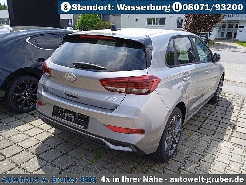 Gebraucht Hyundai i30 Advantage 101 PS (74 kW) 2025 Shimmering silver Limousine