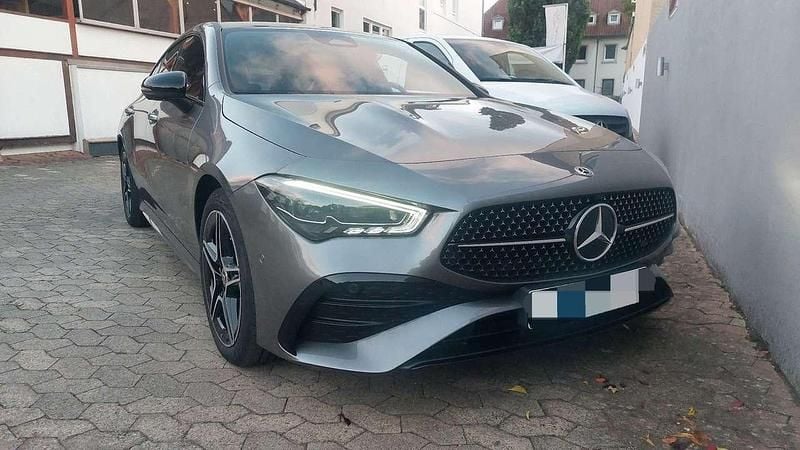 Grau Gebraucht 2024 Mercedes CLA220 Night Limousine | 38.950 € (Fairer Preis) - Bild 1/4