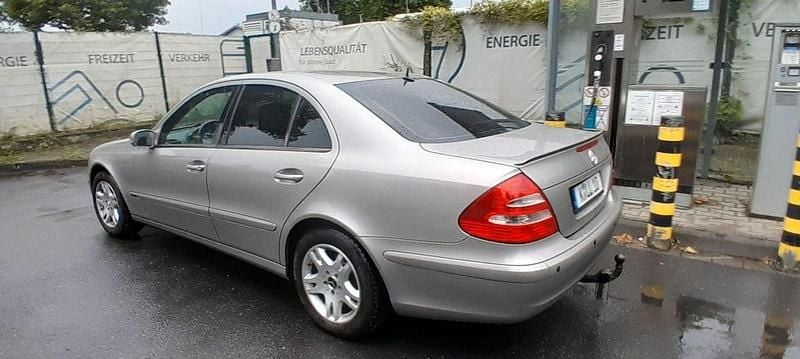 Usata Mercedes E200 162 CV (119 kW) 2004 Marrone Berlina