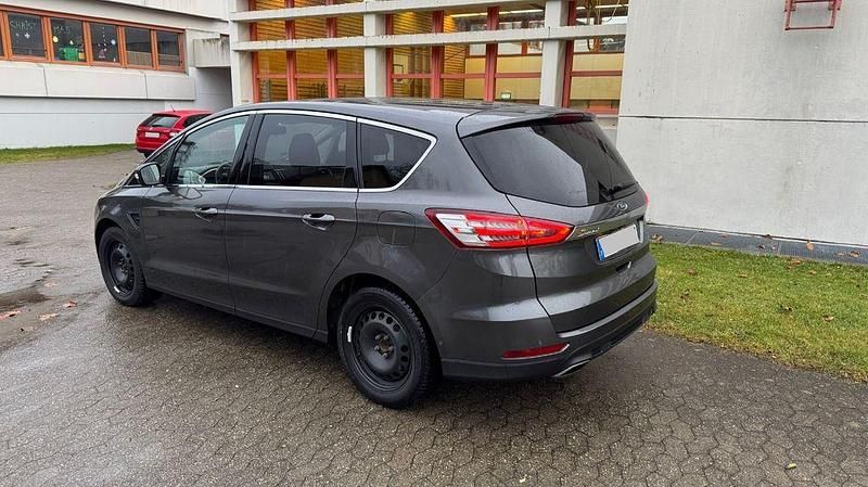 Gebraucht Ford S-MAX Titanium 190 PS (139 kW) 2018 Grau Van / Kleinbus