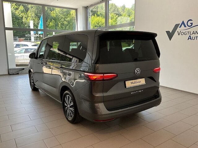 Gebraucht VW Multivan Life 150 PS (110 kW) 2023 Indiumgrau metallic Van