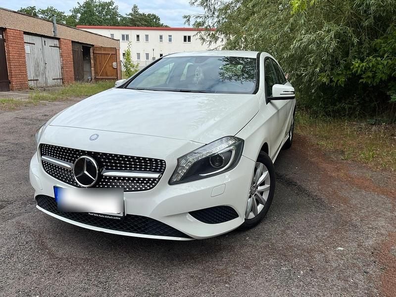 Gebraucht Mercedes A180 122 PS (89 kW) 2014 Weiß Limousine