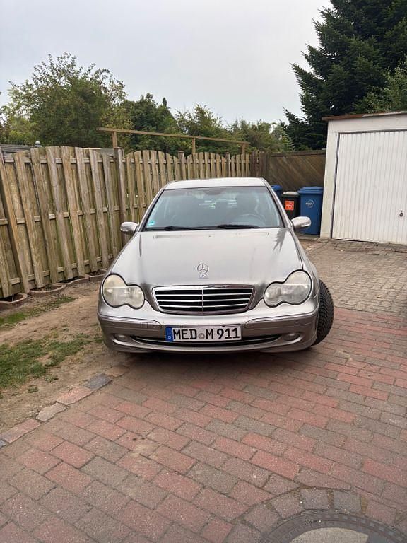 Grau Gebraucht 2003 Mercedes 200 Limousine | 4.799 € (Fairer Preis) - Bild 1/4