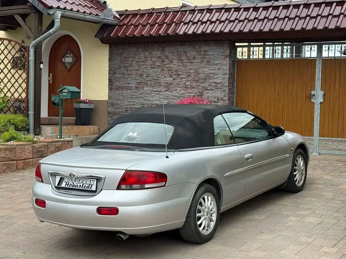 Usado Chrysler Sebring Cabriolet 203 CV (149 kW) 2001 Plateado Descapotable