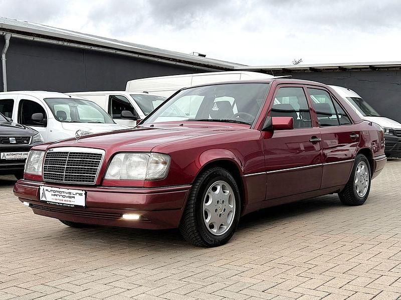 Gebraucht Mercedes E220 150 PS (110 kW) 1994 Rot Limousine