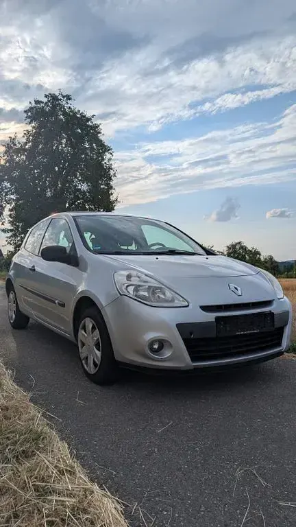 Gebraucht Renault Clio II 75 PS (55 kW) 2010 Silber Limousine