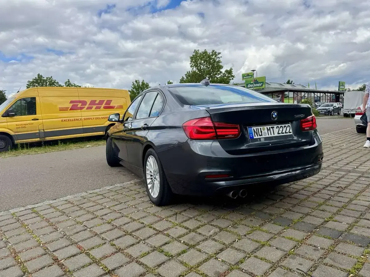 Gebraucht BMW 320 Advantage 184 PS (135 kW) 2016 Grau Limousine