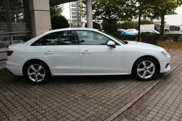 Używany Audi A4 S-Line 163 KM (119 kW) 2022 Biały Sedan/Limuzyna