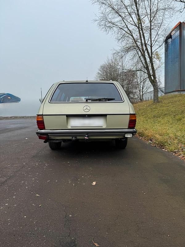 Gebraucht Mercedes E230 136 PS (100 kW) 1984 Grün Kombi