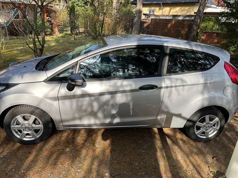 Gebraucht Ford Fiesta Ambiente 82 PS (60 kW) 2009 Grau Kleinwagen