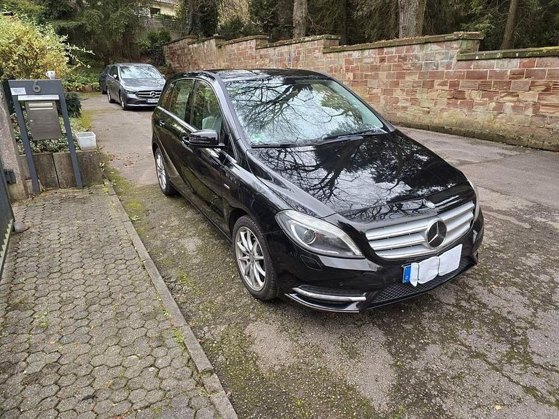 Schwarz Gebraucht 2011 Mercedes B180 Van / Kleinbus | 8.500 € (Teuer) - Bild 1/4