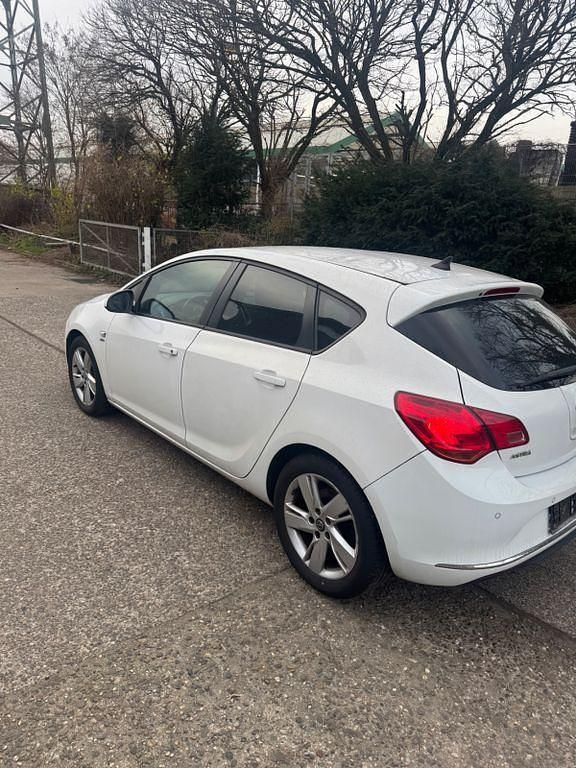 Gebraucht Opel Astra Active 110 PS (80 kW) 2013 Weiß Limousine