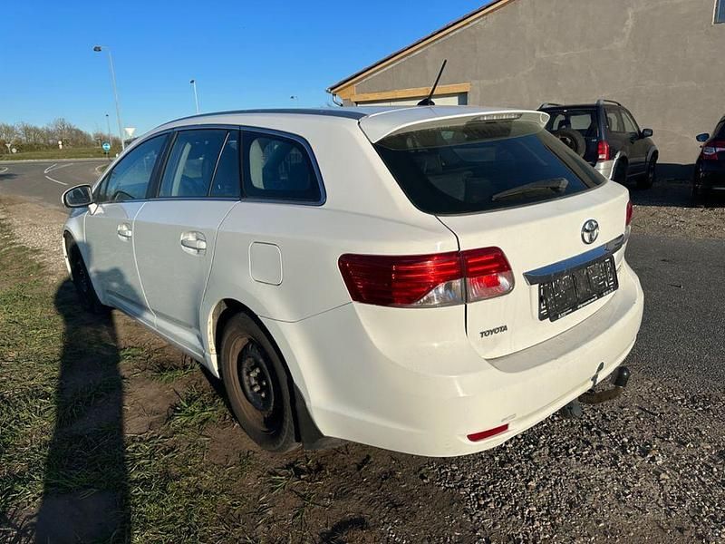 Gebraucht Toyota Avensis 147 PS (108 kW) 2012 Weiß Kombi