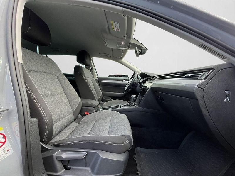 Gebraucht VW Passat Business 200 PS (147 kW) 2023 Mondsteingrau Kombi