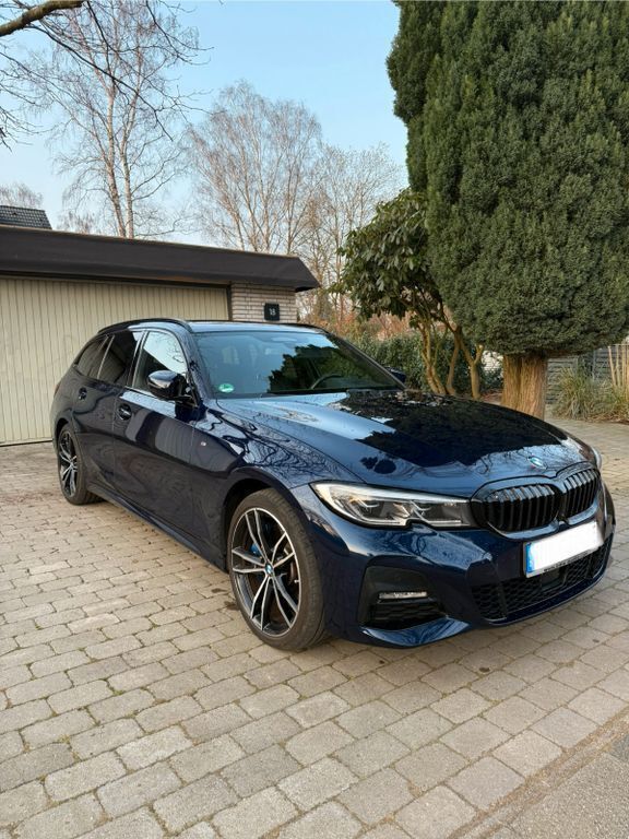 Blau Gebraucht 2020 BMW 330e M Sport Kombi | 36.600 € (Teuer) - Bild 1/4