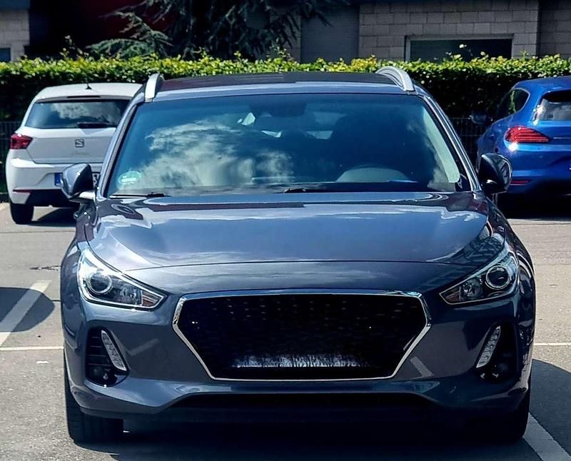 Grau Gebraucht 2017 Hyundai i30 Kombi | 15.875 € (Teuer) - Bild 1/4