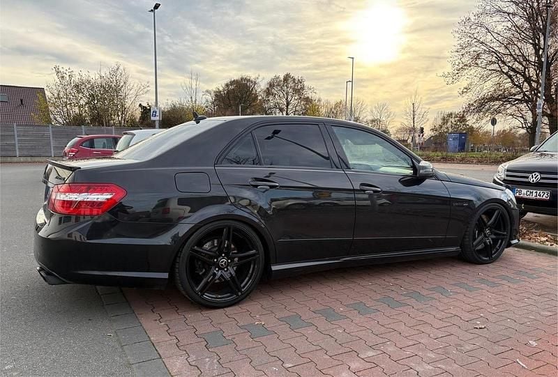 Schwarz Gebraucht 2012 Mercedes E500 AMG Limousine | 17.500 € (Etwas zu teuer) - Bild 1/4