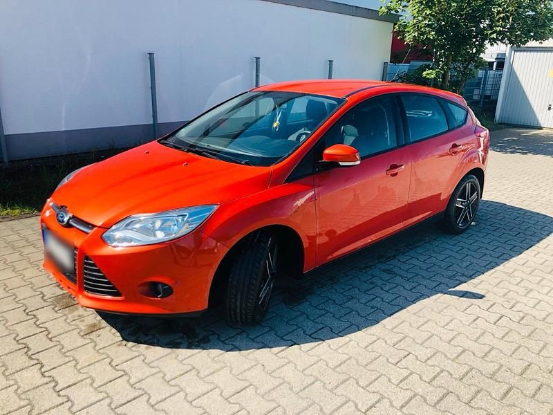 Gebraucht Ford Focus 115 PS (84 kW) 2012 Orange Limousine